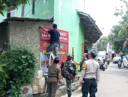 Untuk Mencegah Tawuran Warga, Bhabinkamtibmas Pegangsaan Bersama Tiga Pilar Pemasangan Spanduk Himbauan Anti Tawuran