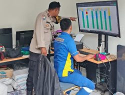 Pemantauan Ketinggian Debit Air oleh Bhabinkamtibmas Pegangsaan Di Pintu Air Manggarai