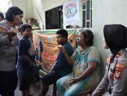 Aksi Peduli! Polwan Polres Jakbar Salurkan Bantuan, Pemeriksaan Kesehatan hingga Trauma Healing untuk Korban Banjir