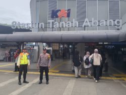 Bhabinkamtibmas Benhil Patroli Dan Pengaturan Arus Lalu Lintas Di Stasiun KA Tanah Abang