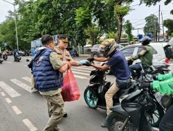 Polsek Ciracas Bagikan 200 Paket Takjil untuk Masyarakat Pengguna Jalan di Bulan Ramadhan