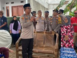 Polsek Kramatjati Bagikan Makanan dan Pakaian untuk Warga Terdampak Banjir