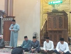 Danlanal Bintan Hadiri Buka Puasa Bersama di Masjid Al Kautsar Cikolek dan Shalat Tarawih di Masjid An Nur Gunung Kijang