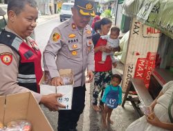Polsek Matraman Bagikan 100 Takjil Ramadan untuk Warga Palmeriam