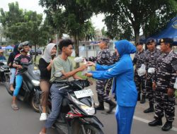 Berbagi Dengan Sesama, Lanal Bengkulu Bagikan Takjil Kepada Pengendara Yang Melintas