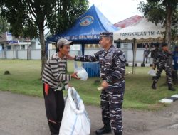 Berbagi Dengan Sesama, Lanal Bengkulu Bagi Takjil Kepada Pengendara Yang Melintas
