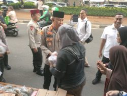 Kapolres Metro Jakpus Berbagi 200 Takjil dan 200 Minuman Untuk Warga Tanah Abang