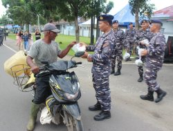 Lanal Bengkulu Berbagi Takjil Buka Puasa Gratis Kepada Masyarakat
