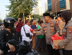 Kapolres Metro Jakpus Bagikan 300 Takjil, Warga: Terima Kasih Pak Polisi!