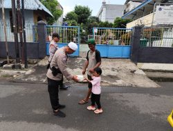Kegiatan Pembagian Takjil Warga dan Pengguna Jalan oleh Polsek Johar Baru di Jalan Kramat Pulo Gundul, Tanah Tinggi