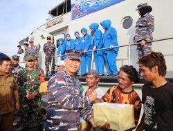 Berbagi Bersama Nelayan, Danlanal Dumai Bagikan Sembako Di Tengah Laut