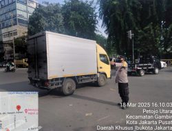 Polsubsektor Petojo Atur Lalu Lintas di Persimpangan Petojo, Arus Terpantau Lancar