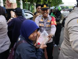Kapolsek Metro Gambir dan Diesel One Solidarity Bagikan Takjil Gratis untuk Pengendara