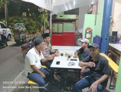 Sambang Poskamling, Bhabinkamtibmas Kampung Rawa Kunjungi Ketua RT Ajak Warga Jaga Keamanan