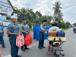 Indahnya Ramadhan, Lanal Dabo Singkep Menebar Kebahagiaan Dengan Berbagi Takjil Gratis