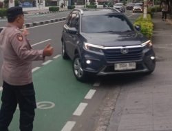 Pelayanan Pagi Hari Kapolsubsektor Cut Mutia Di Depan SMA Kanisius Menteng