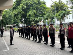 Polsek Metro Gambir Gelar Apel dan Pengecekan Personel Pos Pam Ops Ketupat Jaya 2025 di Stasiun Gambir
