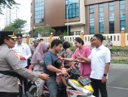 Hangatnya Kebersamaan di Ramadhan, Kapolres Jakarta Pusat Bagikan Takjil untuk Warga