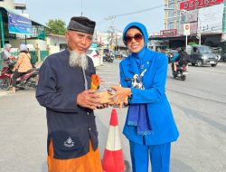 Jalasenastri Lanal Bintan Bagikan Takjil Kepada Masyarakat