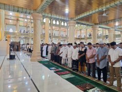 Danlanal Simeulue Laksanakan Sholat Idul Fitri Bersama Forkopimda di Masjid Tengku Khalilullah