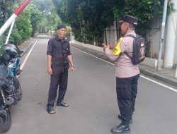 Bhabinkamtibmas Gondangdia Laksanakan Patroli Dialogis Di Pos Satkamling RT 04 RW 02, Gondangdia