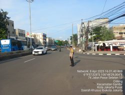 Jaga Kelancaran Lalu Lintas Sore Hari, Petugas Polsek Metro Gambir Turun ke Jalan