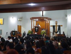 Pastikan Ibadah Misa Berjalan Lancar, Personel Korbrimob Laksanakan Pengamanan Di Gereja Paroki Santo Thomas Dan GPIB Gideon