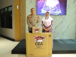 Kapolrestro Bekasi Serahkan Kursi Roda untuk Keluarga Wartawan Mascipol.id