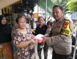Jum’at Berkah, Polisi Bagi 100 Nasi Kotak ke Warga Karang Anyar