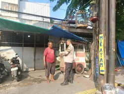 Bhabinkamtibmas Petojo Utara Sambang Pedagang Bensin Eceran, Imbau Waspada Kamtibmas