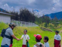 Satgas Ops Damai Cartenz Sambangi Anak Sekolah di Ilaga, Perkuat Pendekatan Humanis Jaga Keamanan