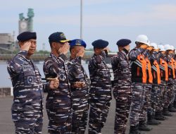 Komandan Pangkalan TNI Angkatan Laut Dumai Bersama Prajurit Sambut Kedatangan KRI Bontang-907
