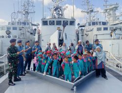Tumbuhkan Jiwa Negara Maritim, Prajurit Lanal Bintan Dampingi Siswa TK Kunjungi KRI