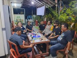Sambang RW 04, Bhabinkamtibmas Rawasari Sampaikan Himbauan Keamanan dan Anti-Hoaks