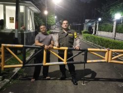 Polisi Sambangi Satkamling RT 05 RW 05 Jalan Lembang, Ajak Warga Tingkatkan Kewaspadaan Jelang Pagi Hari