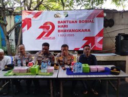 Peringati Hari Bhayangkara ke-79, Polsek Johar Baru Gelar Bakti Sosial Bagikan Sembako ke Warga