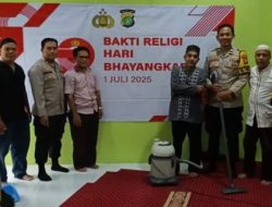 HUT Bhayangkara ke-79, Polri Bersihkan Masjid Al-Hidayah Bersama Warga Kebon Melati