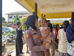 Polwan Polres Metro Bekasi dan Tim Psikologi Polda Metro Jaya Gelar Trauma Healing untuk Korban Banjir di Tambelang