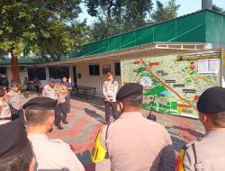 Pengamanan Ketat Aksi BEM UI Tolak RUU KUHAP di DPR RI