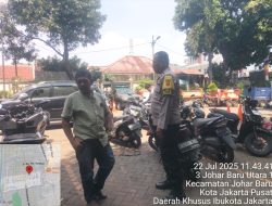 Patroli Dialogis, Bhabinkamtibmas Johar Baru Ajak Warga Aktif Jaga Keamanan Lingkungan