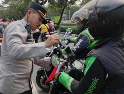 Polsek Cempaka Putih Sambut HUT RI ke-80 Bersama Warga Lewat Aksi Pembagian Bendera