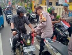 Bersama Masyarakat, Polsek Cempaka Putih Tebar Semangat Merah Putih di Jalanan