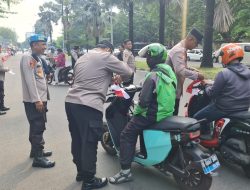 Sambut HUT ke-80 RI, Polres Metro Jakarta Pusat Bagikan Bendera Merah Putih ke Pengendara