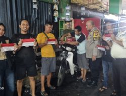 Bentuk Cinta Tanah Air, Bhabinkamtibmas Kampung Bali Membagikan Bendera Merah Putih Kepada Warga