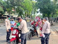 Sambut HUT ke-80 RI, Polsek Senen Bagikan Bendera Merah Putih kepada Warga