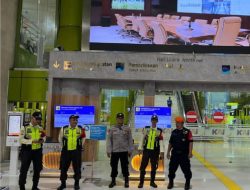 Polsek Metro Gambir Laksanakan Patroli Dialogis di Stasiun Gambir, Tegaskan Komitmen Jaga Keamanan dan Kenyamanan Penumpang