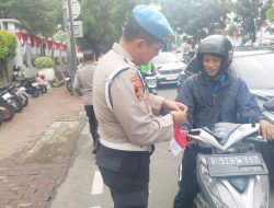 Polsek Sawah Besar Bagikan Bendera Merah Putih, Ajak Warga Tumbuhkan Nasionalisme