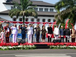 Komandan dan Prajurit Lanal Bandung Ikuti Upacara Pengibaran Bendera Merah Putih Dalam Rangka Hut Ke-80 Kemerdekaan Republik Indonesia Tingkat Provinsi Jawa Barat Tahun 2025