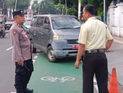 Kapolsubsektor Cut Mutia Bantu Siswa SMA Kanisius dan Atur Lalin Pagi Hari