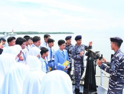 Kodaeral I Tanamkan Wawasan Kemaritiman Kepada Generasi Muda Pelajar Dalam Kunjungan Edukatif di Mako Kodaeral I dan KRI Bung Tomo-357